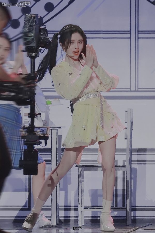 鞠婧祎表演可爱舞蹈狂秀玉腿(5/26)