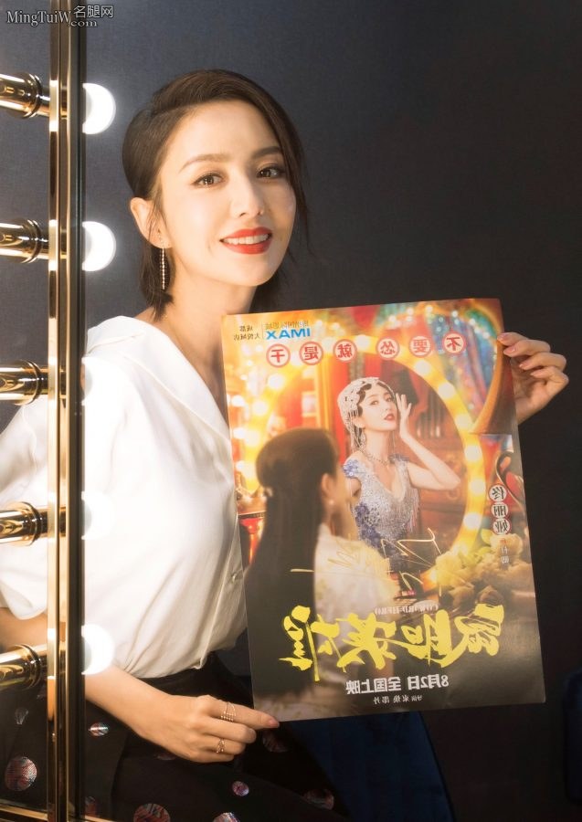 The aura-filled beauty Tong Liya wears cool high heels on her feet(8/8)