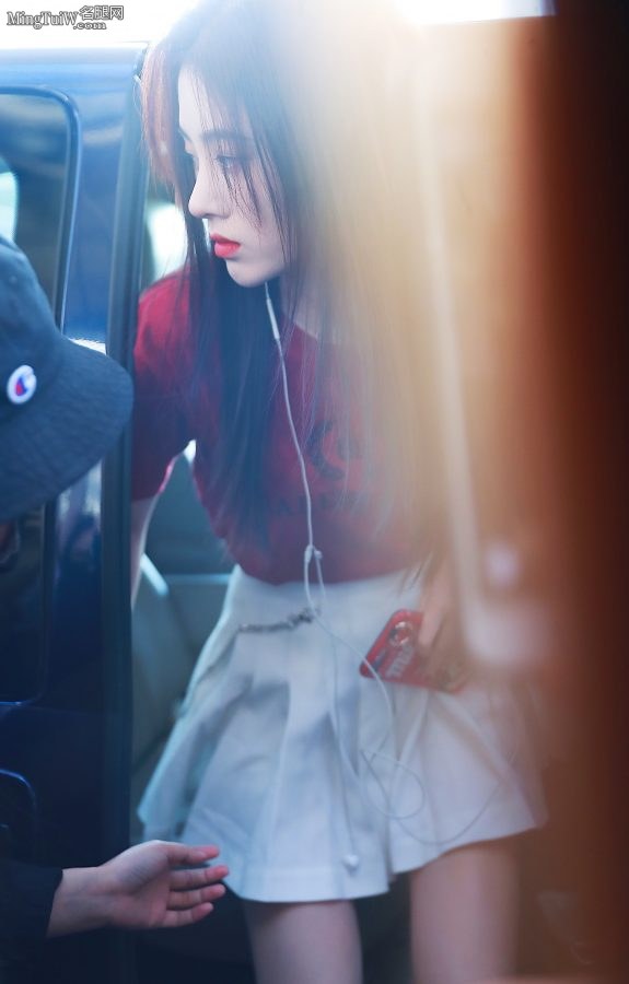 鞠婧祎短裙T恤现身机场小胸脯坚挺(10/16)