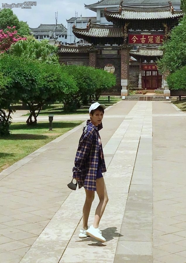 宁静外出旅游时的美腿仔细看是穿了丝袜的(7/7)