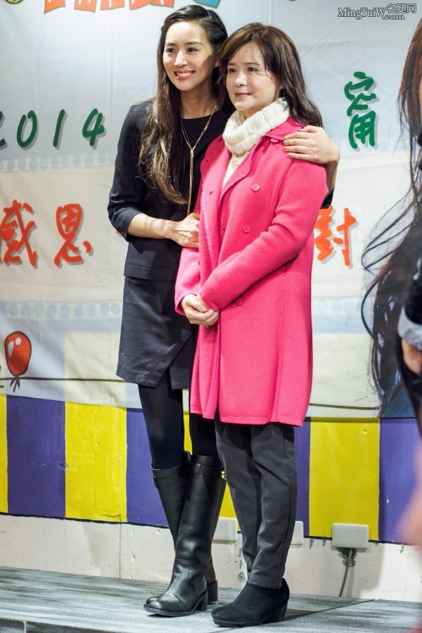 张钧甯在歌友会上厚黑丝裤袜靴子这是谁的女朋友(11/36)