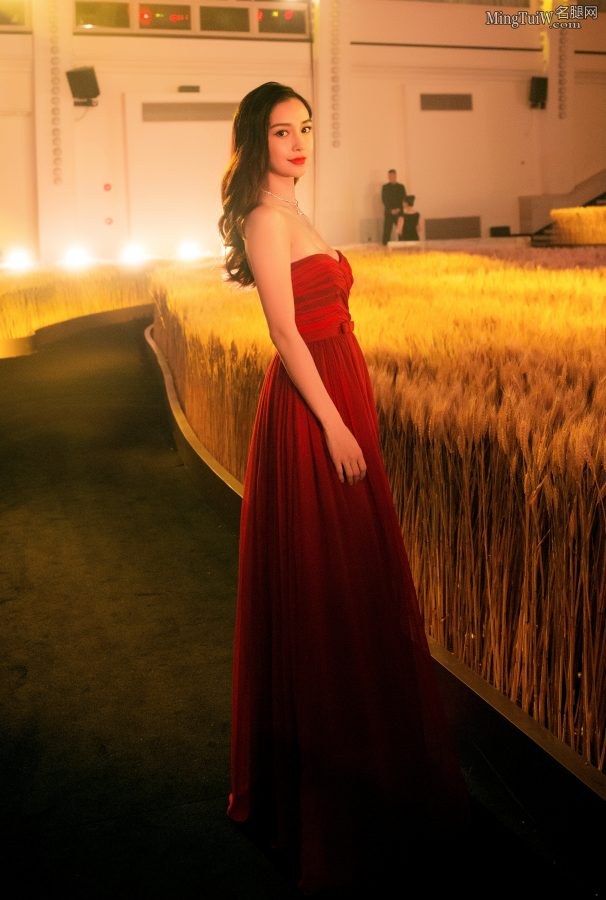 杨颖Angelababy身材酒红色礼服秀沟你就是天上的嫦娥仙子(19/24)