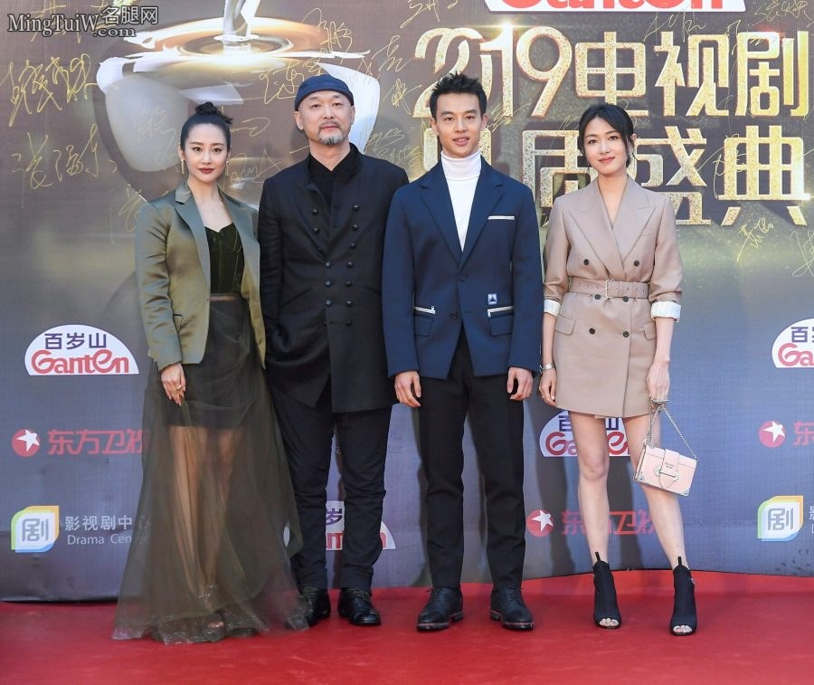 万茜的细高跟鞋露精致脚趾(14/21)