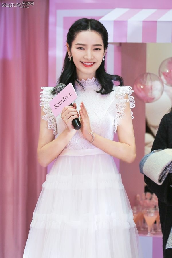 美女演员代斯身穿公主长裙秀美足(3/3)