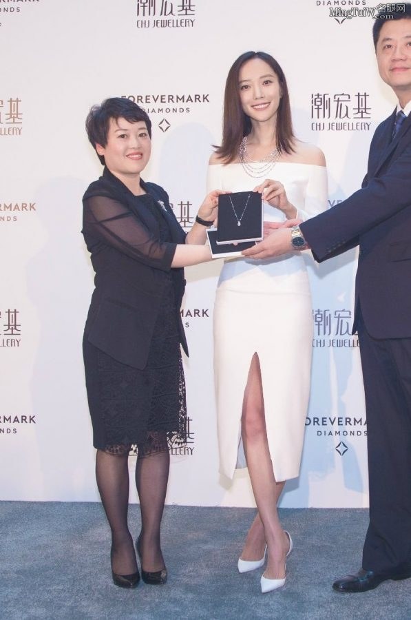 清爽干净的女星王珞丹穿开叉白裙露出修长美腿(3/5)