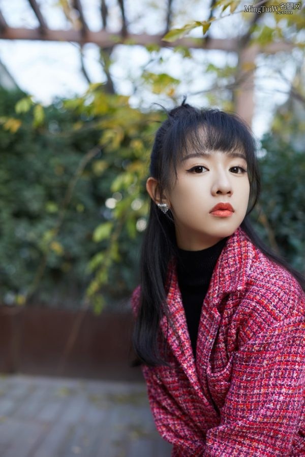 刘木子身穿红格子外套户外拍写真 白皙大长腿吸睛(4/5)