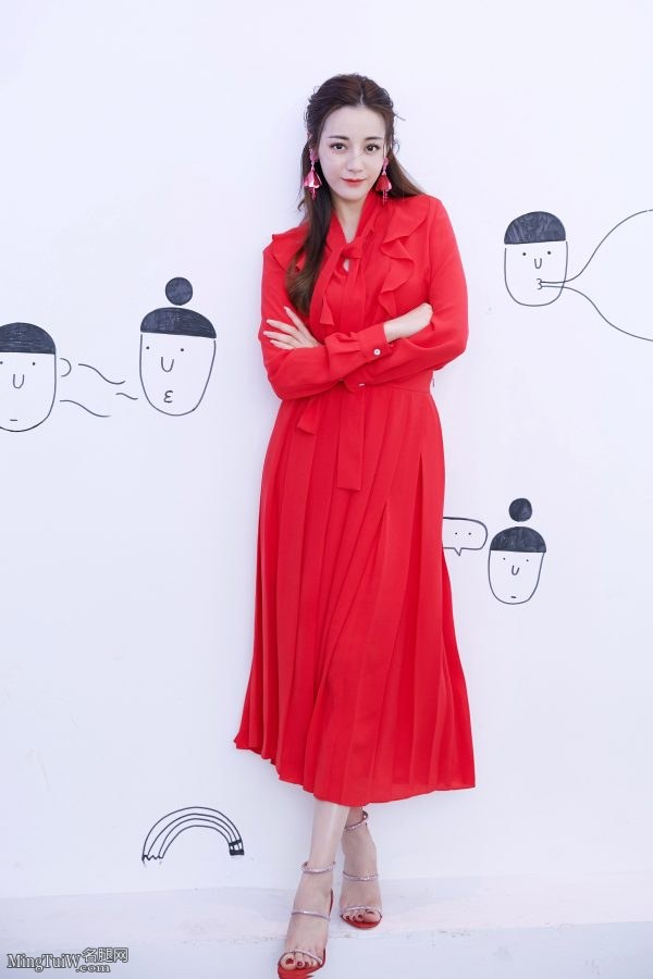古风味道的小姐姐迪丽热巴代言手游 白皙美足完美(3/18)