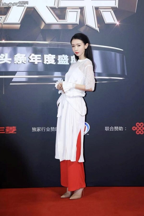 国风美少年刘木子和芊蔚踩尖头高跟鞋走红毯(4/9)