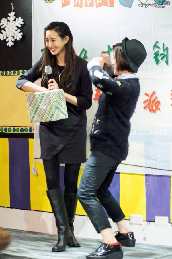 张钧甯在歌友会上厚黑丝裤袜靴子这是谁的女朋友(7/36)