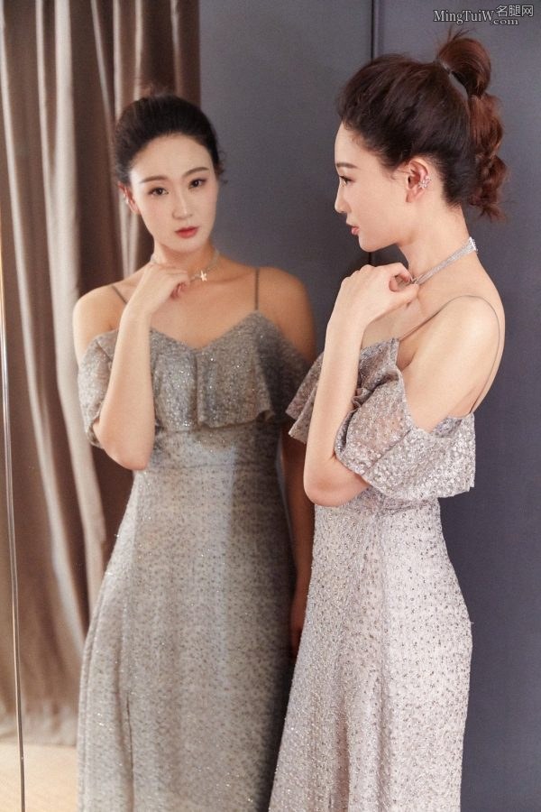 Actress Hou Mengsha wears a long suspender skirt, revealing her legs and is elegant.(4/6)