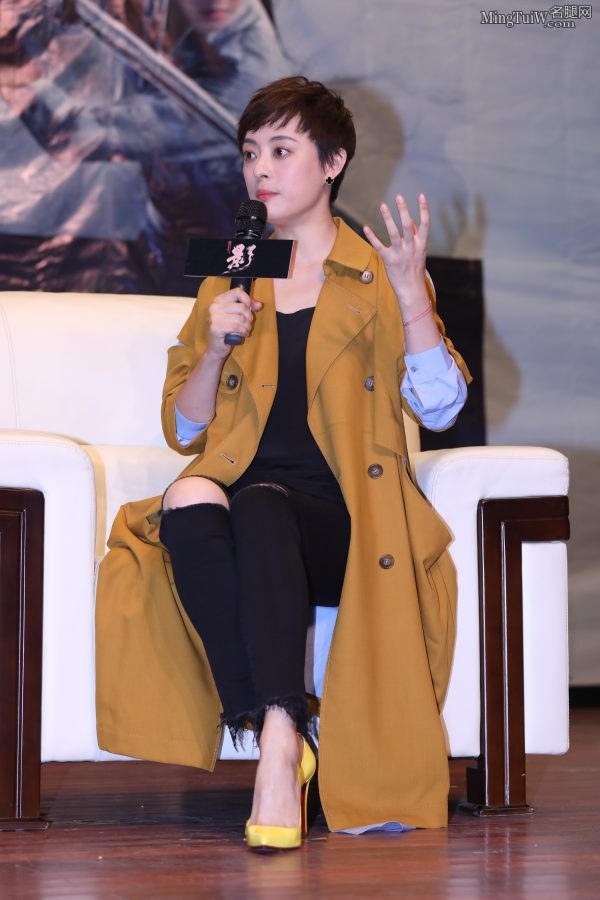 孙俪娘娘穿破洞牛仔裤白皙的美足上穿了黄色的细高跟鞋(11/32)