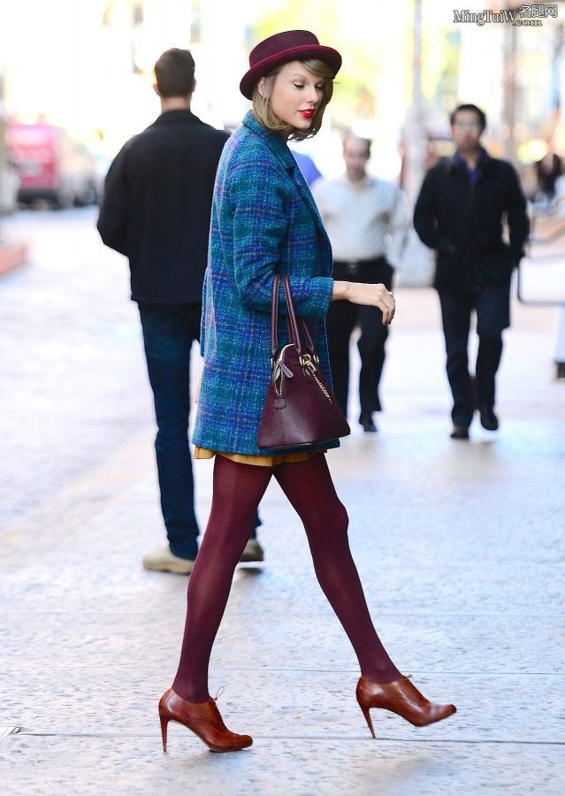 Taylor Swift紫色丝袜大长腿从凯迪拉克SUV里下车(23/29)