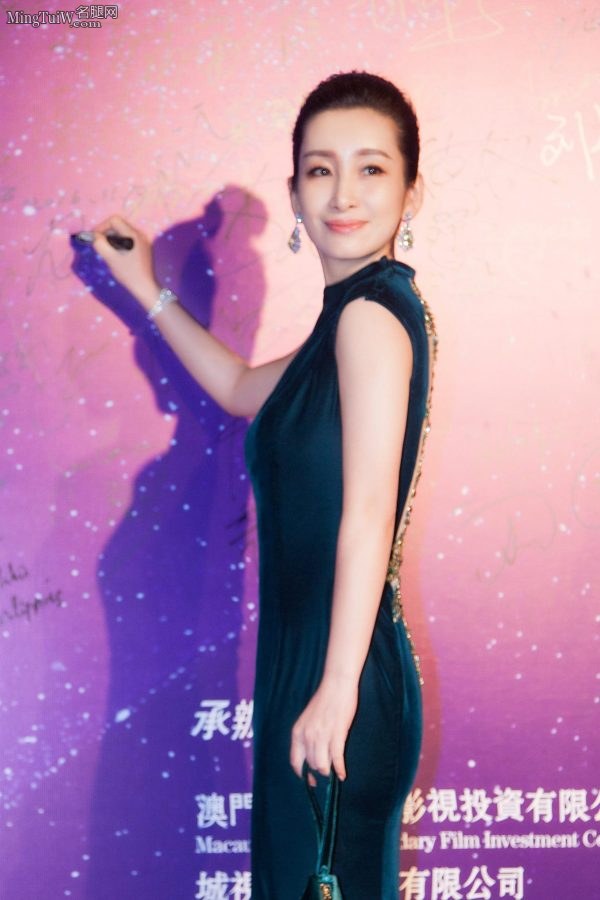 秦海璐身穿一袭修身长裙凸显完美身材(3/5)