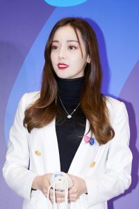 迪丽热巴身穿白色西装踩尖头细高跟 玉手白皙纤细