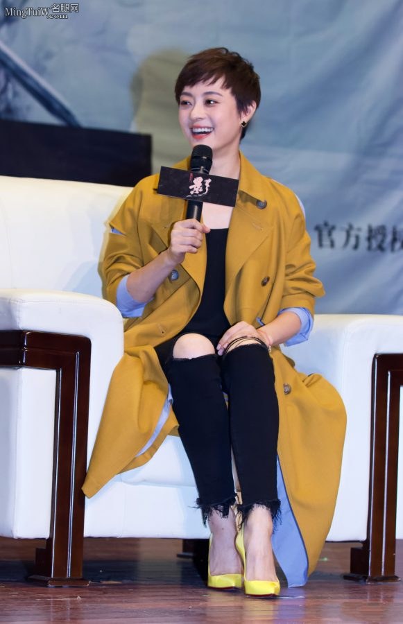 孙俪娘娘穿破洞牛仔裤白皙的美足上穿了黄色的细高跟鞋(22/32)