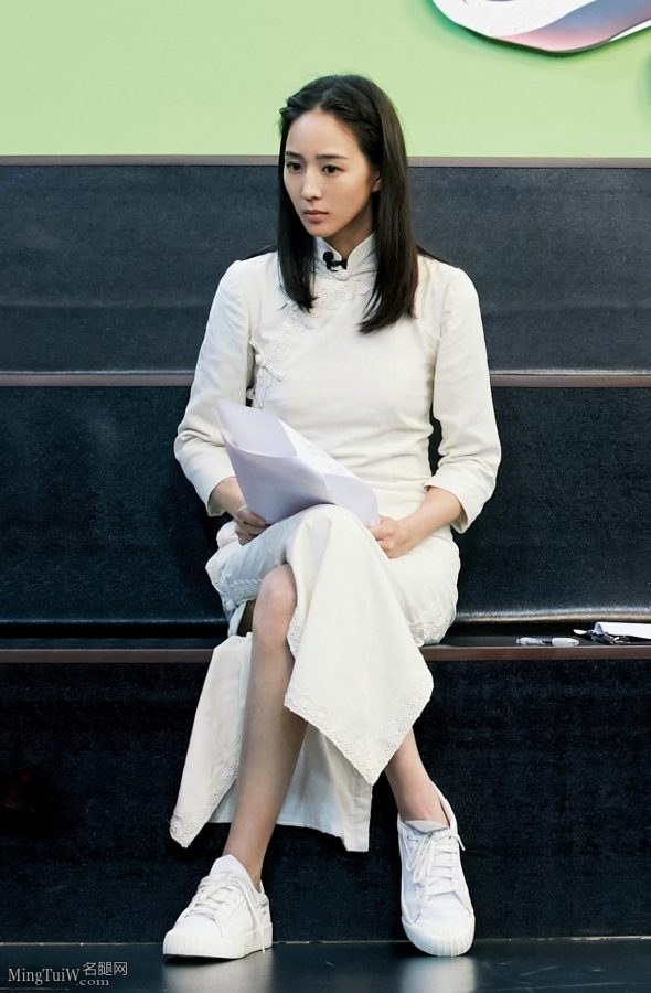 《我就是演员》张钧甯穿旗袍精彩表演光脚趴在地板上(7/11)