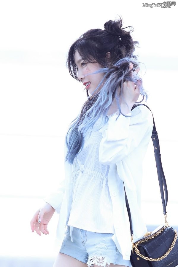 可爱的美少女金泰妍穿牛仔短裤美腿细又白(7/7)