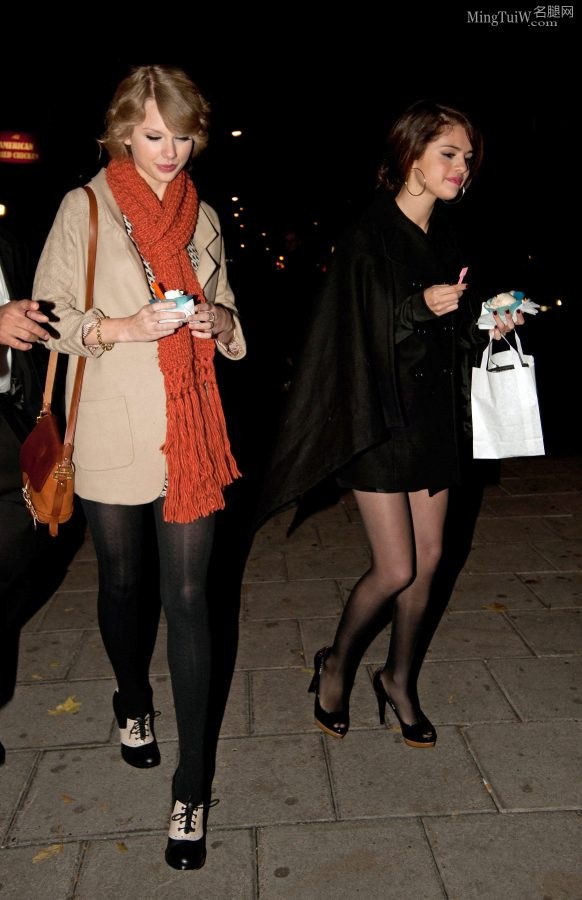 Taylor Swift和好友Selena Gomez作伴外出秀腿(8/12)