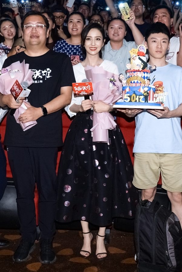 气场十足的大美人佟丽娅玉足踩凉高跟(3/8)