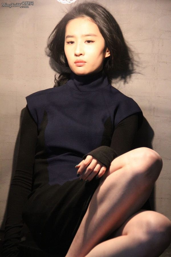 神仙美女刘亦菲写真镜头前秀腿很有真实感(4/9)