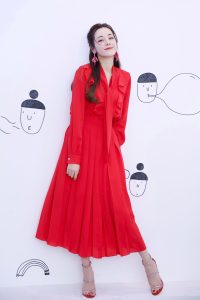 古风味道的小姐姐迪丽热巴代言手游 白皙美足完美