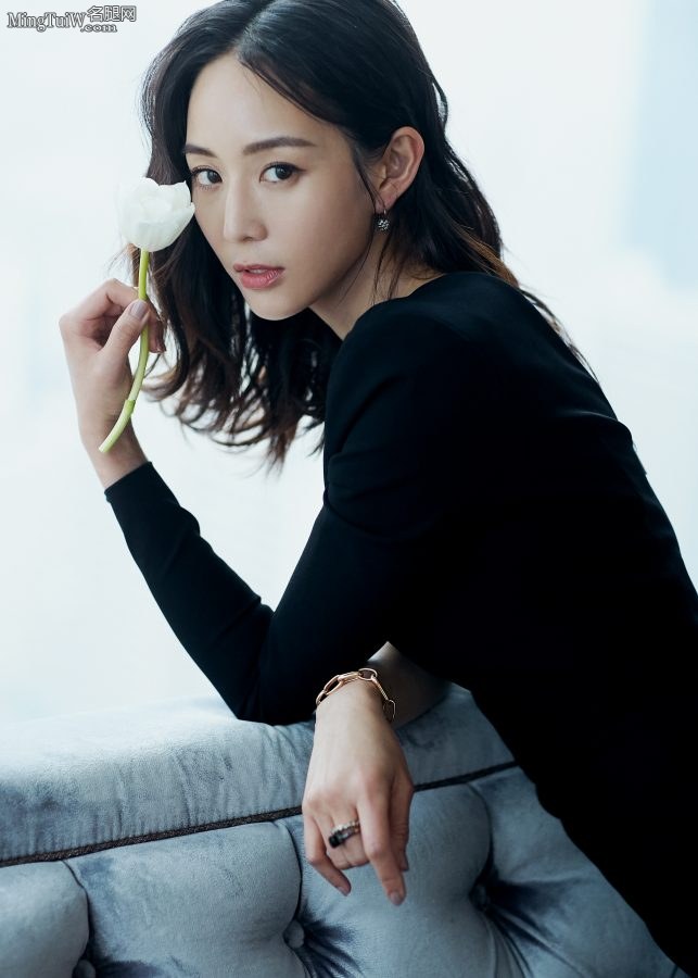 高贵气质女星张钧甯身穿单袖纱裙露修长玉腿(7/12)