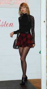 女歌星Taylor Swift修长的美腿上裹了条纹连裤袜