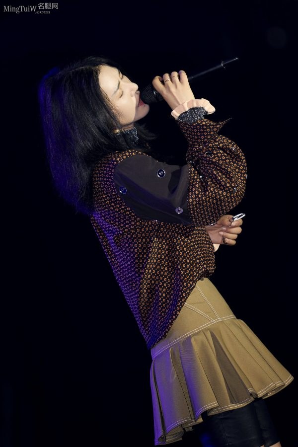 谭维维长靴美腿写真歌美人更美(11/15)
