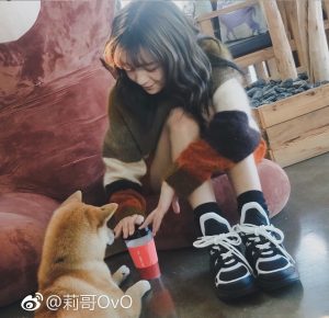 女主播莉哥生活照片好细的腿