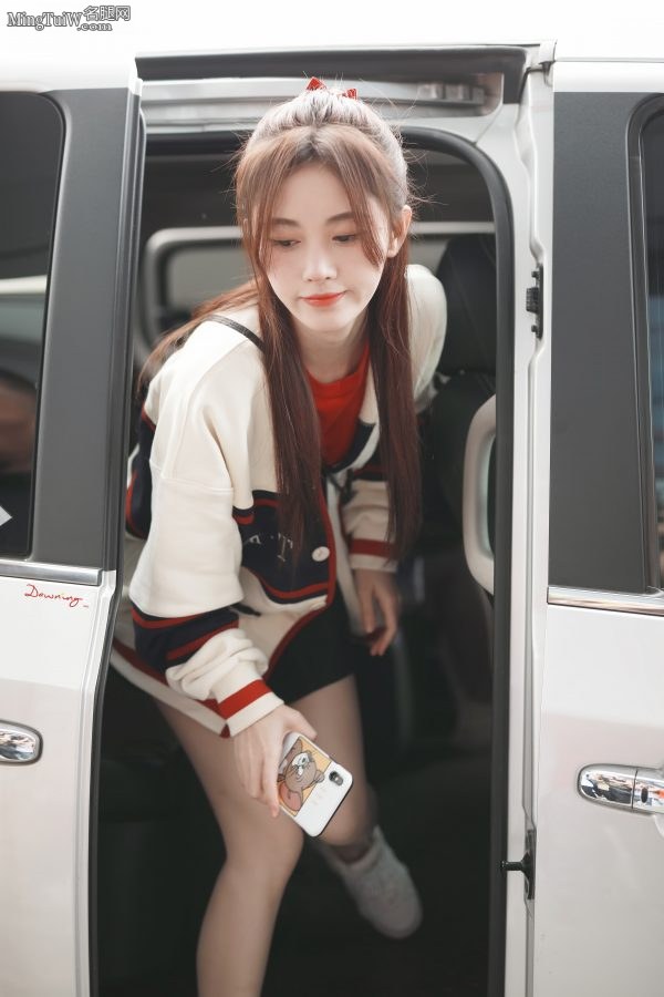 小仙女鞠婧祎穿短裙外出 美美的样子惹人怜(1/10)
