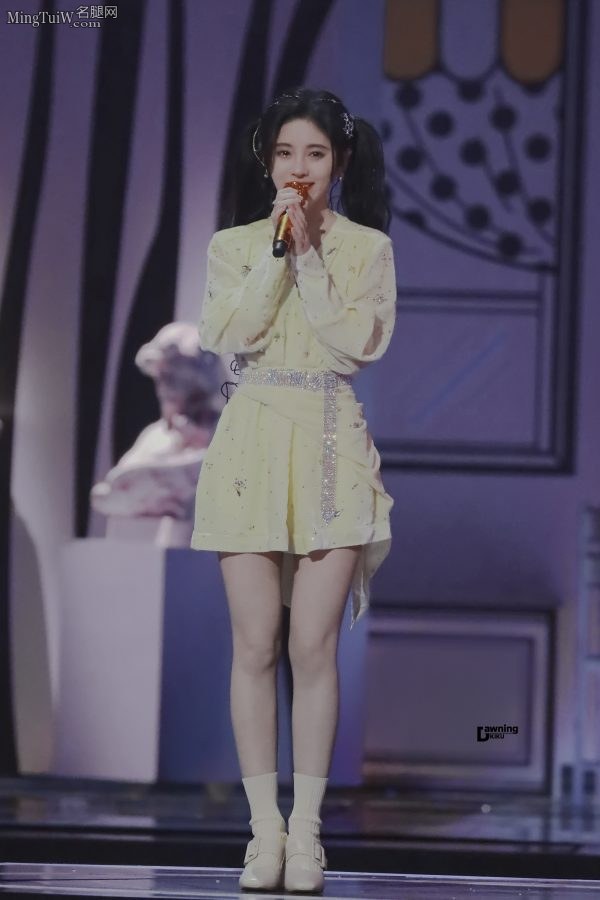 鞠婧祎表演可爱舞蹈狂秀玉腿(19/26)