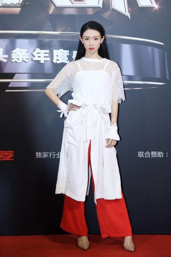 国风美少年刘木子和芊蔚踩尖头高跟鞋走红毯(2/9)