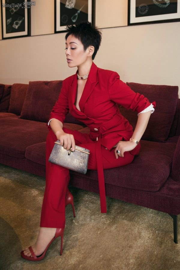 短发气质女星宁静身穿深V西服套装 美脚踩细高跟鞋(2/6)