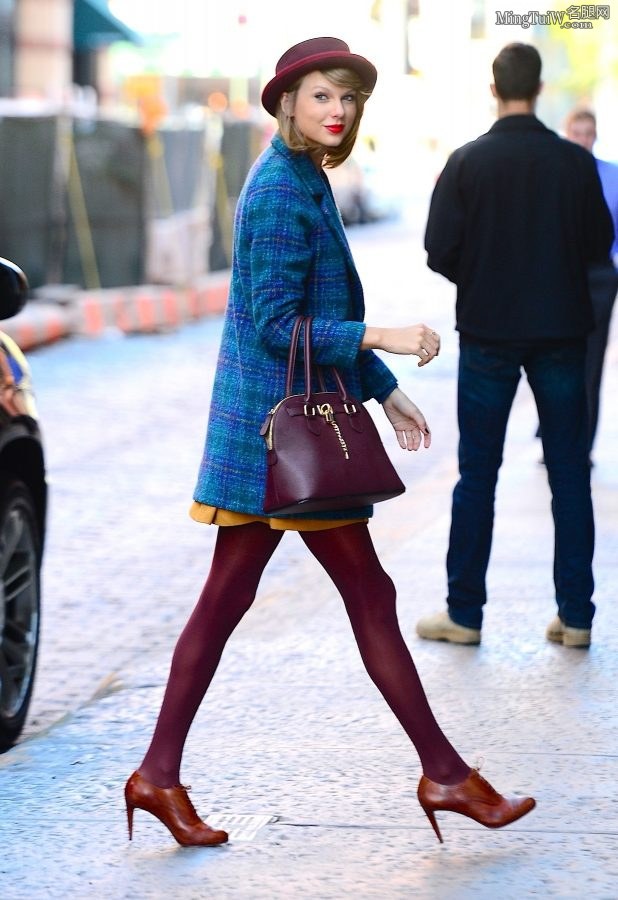 Taylor Swift紫色丝袜大长腿从凯迪拉克SUV里下车(19/29)