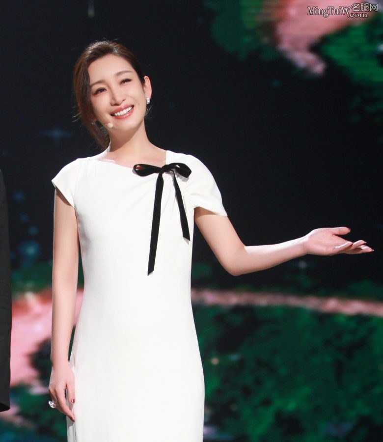 大气成熟的女星秦海璐玉腿踩凉高跟(3/4)