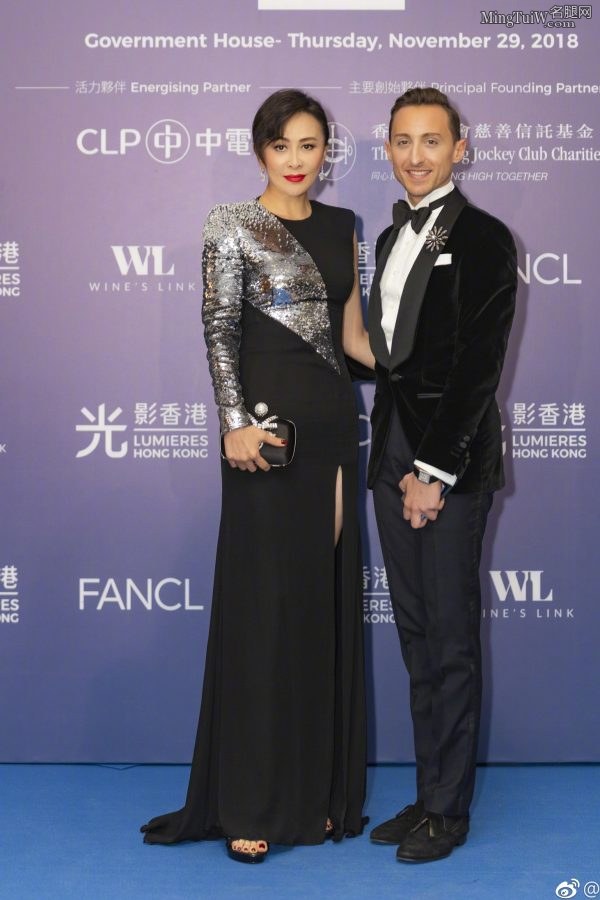 短发气质熟韵刘嘉玲穿开叉裙秀美腿(2/8)