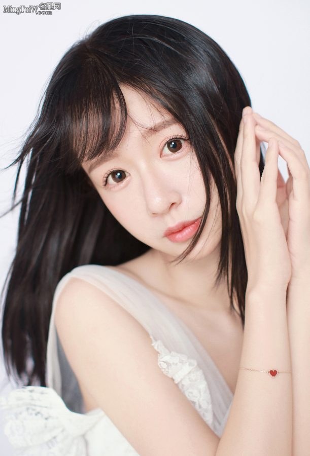 甜美可爱的少女刘木子光小脚丫子拍写真(3/4)