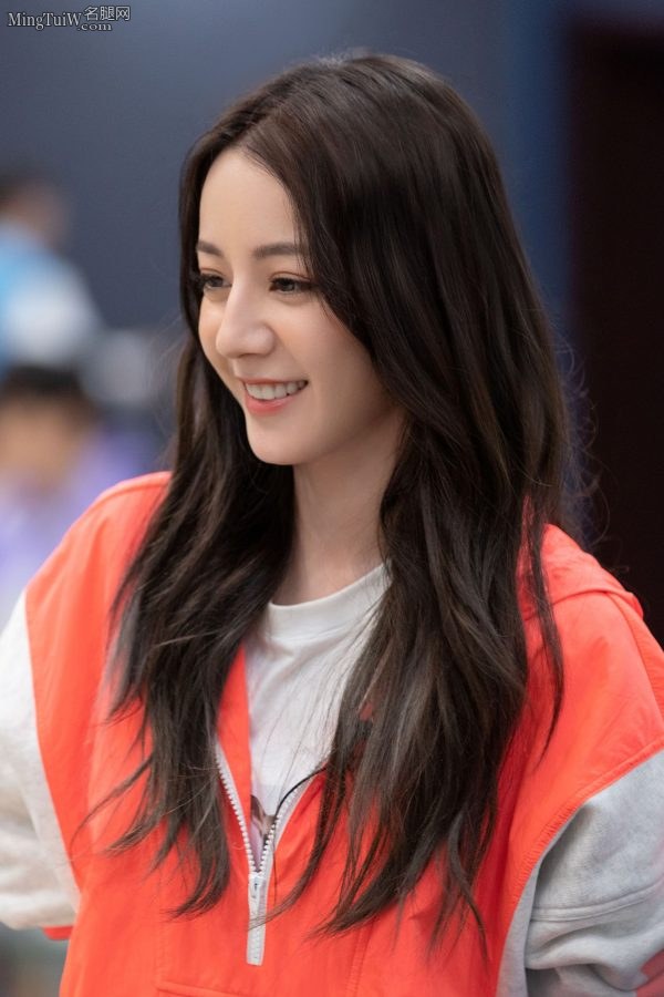 Dilraba is wearing an orange sports sweater and cooking for you. Her legs are really thin.(11/18)