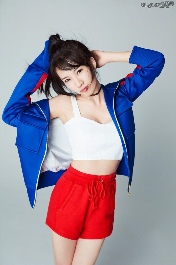 李念脱掉运动衣给你看她的吊带背心(5/6)