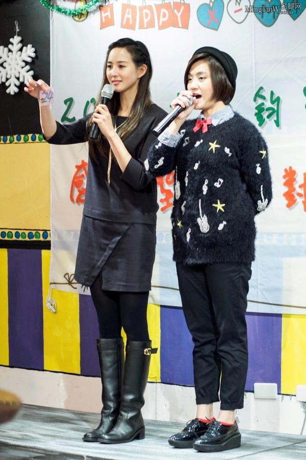 张钧甯在歌友会上厚黑丝裤袜靴子这是谁的女朋友(4/36)