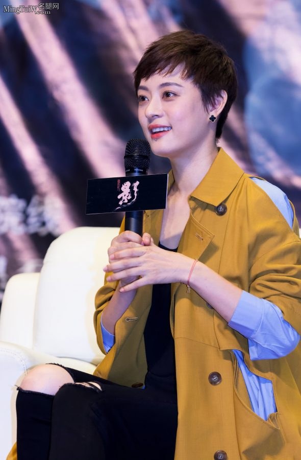 孙俪娘娘穿破洞牛仔裤白皙的美足上穿了黄色的细高跟鞋(27/32)