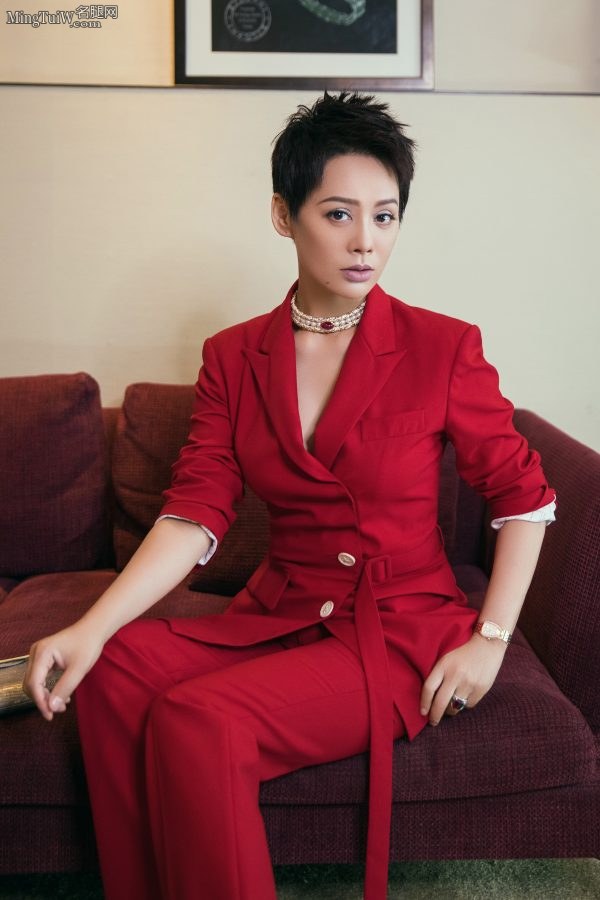 短发气质女星宁静身穿深V西服套装 美脚踩细高跟鞋(3/6)