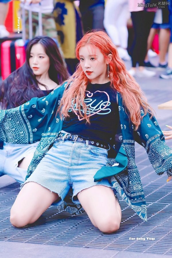 Song Yuqi, a dynamic girl born in 1999, wears denim shorts to reveal her fair legs(4/6)