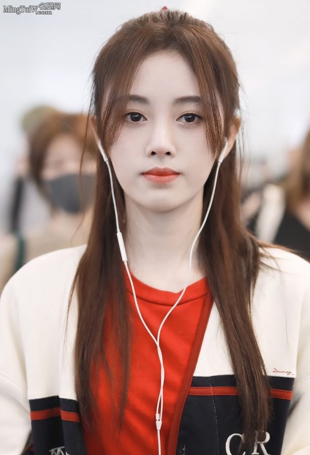 小仙女鞠婧祎穿短裙外出 美美的样子惹人怜(6/10)
