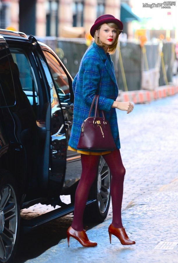 Taylor Swift紫色丝袜大长腿从凯迪拉克SUV里下车(11/29)