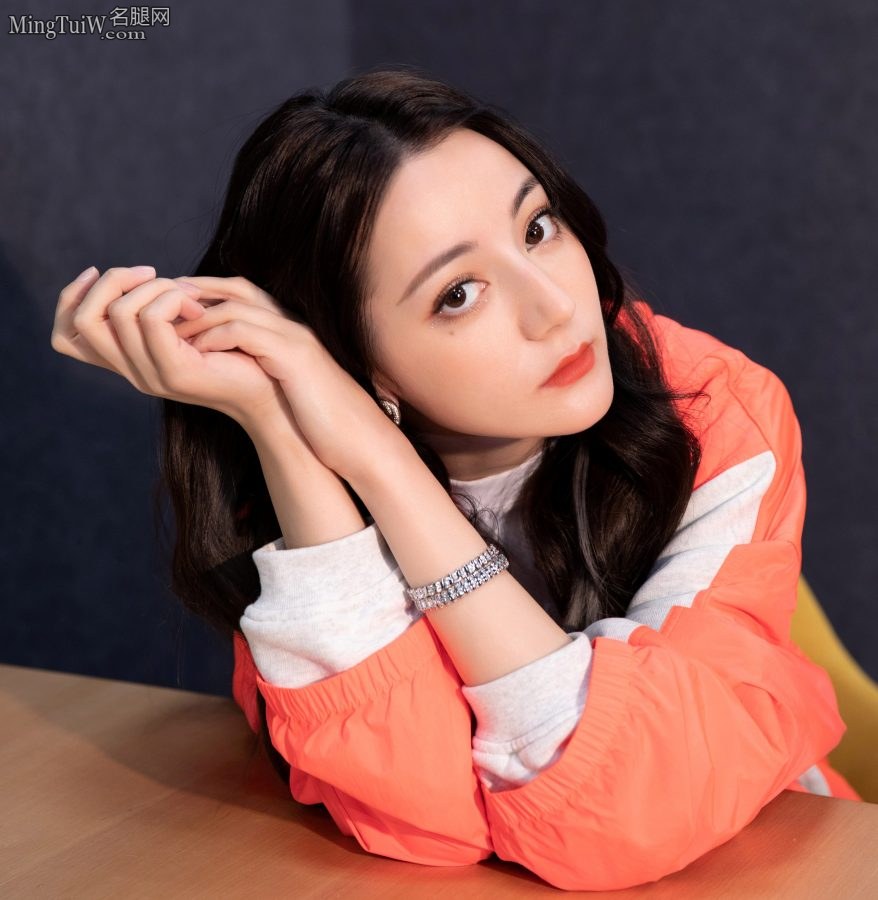 迪丽热巴身穿橙色运动卫衣给你做饭吃 腿真的很细(4/18)
