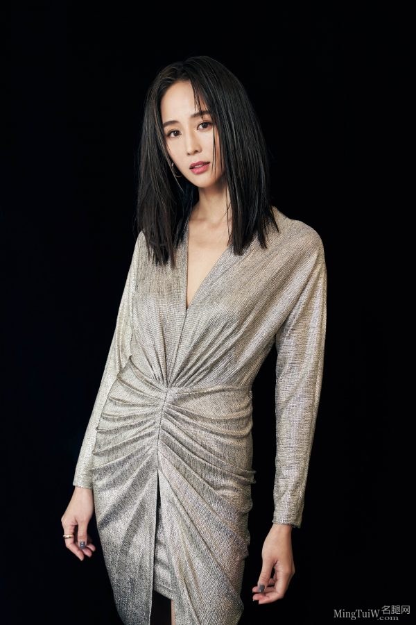 Junning Zhang shows off her beautiful legs and feet in a beautiful dress(6/7)