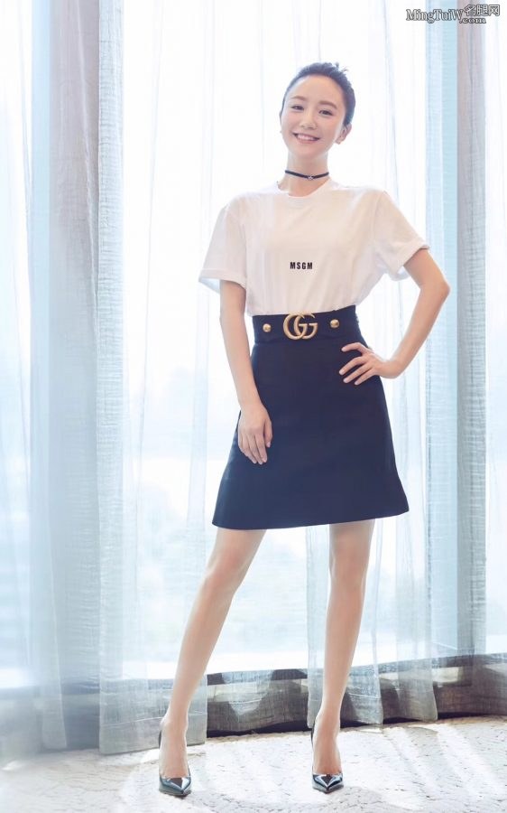 演员李倩窗台前秀长直的白腿(1/3)