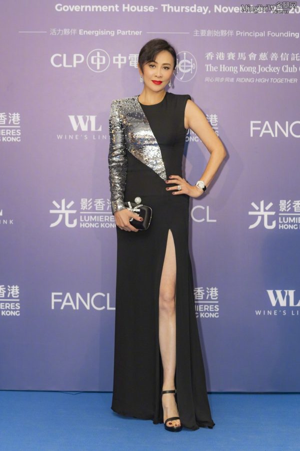 短发气质熟韵刘嘉玲穿开叉裙秀美腿(1/8)