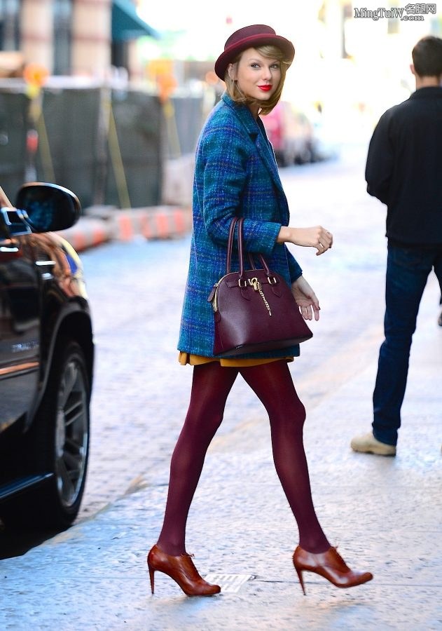 Taylor Swift紫色丝袜大长腿从凯迪拉克SUV里下车(18/29)
